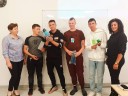 Grupa uczniów, którym prowadzące zajęcia wręczyły gadżety promocyjne jako nagrodę za najlepsze wyniki w grze "Chłopska szkoła biznesu".
