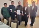 Grupa osób z SP w Chrostkowie - Laureat nagrody wraz z przedstawicielami WUP i Dyrektor Szkoły