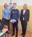 Grupa osób z SP w Dobrzejewicach - Laureat nagrody wraz z przedstawicielami WUP i Dyrektor Szkoły