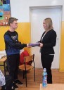 Wręczenie nagrody laureatowi konkursu przez przedstawicielkę WUP w Toruniu