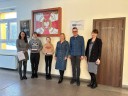 Grupa osób - uczennica i uczeń - laureaci konkursu, przedstawiciele szkoły i WUP  w Toruniu.