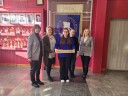 Grupa osób - uczennica, laureatka konkursu, przedstawiciele szkoły i WUP  w Toruniu. Same panie.
