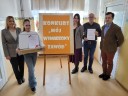 Grupa osób - uczennica, laureatka konkursu, przedstawiciele szkoły i WUP  w Toruniu.
