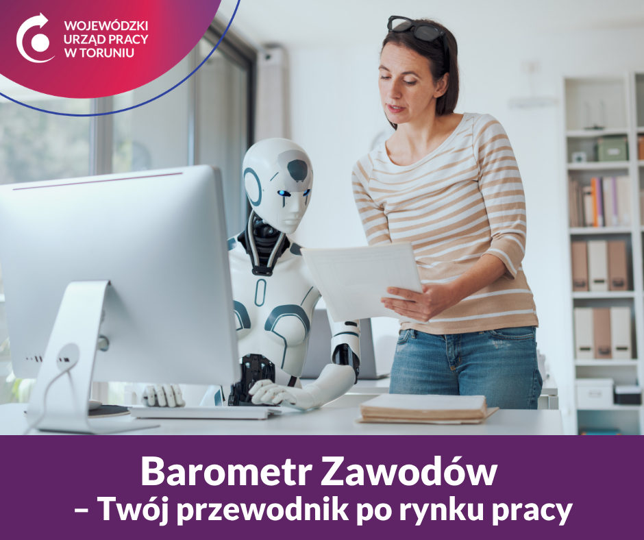 Robot siedzi przy komputerze, obok stoi kobieta i daje mu dyspozycje do pracy.
