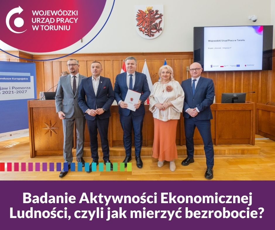 Grupa osób pozuje do zdjęcia z podpisaną umową.